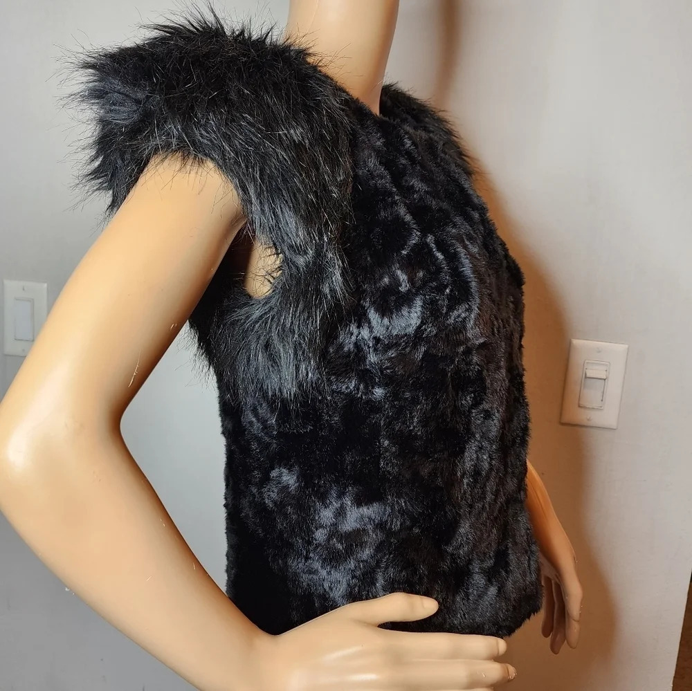 Skaist Taylor Neiman Marcus × Target Black faux fur vest top. Size small. Pocket